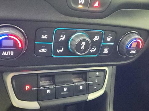 Used 2022 GMC Terrain SLT image 33