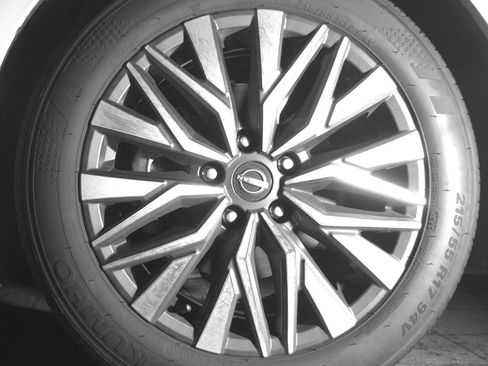 Used 2025 Nissan Altima 2.5 SV FWD image 12