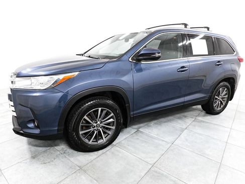 Used 2019 Toyota Highlander XLE AWD/4WD image 4