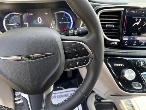 Used 2023 Chrysler Pacifica Touring-L FWD image 18