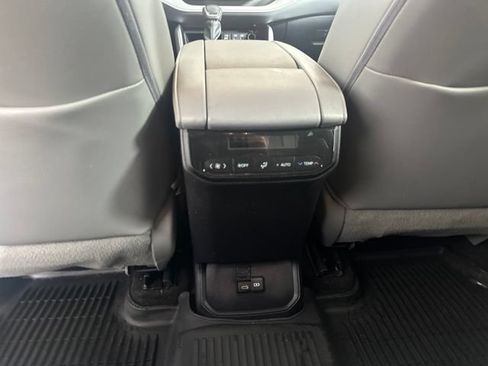 Used 2023 Toyota Highlander XLE AWD/4WD image 19