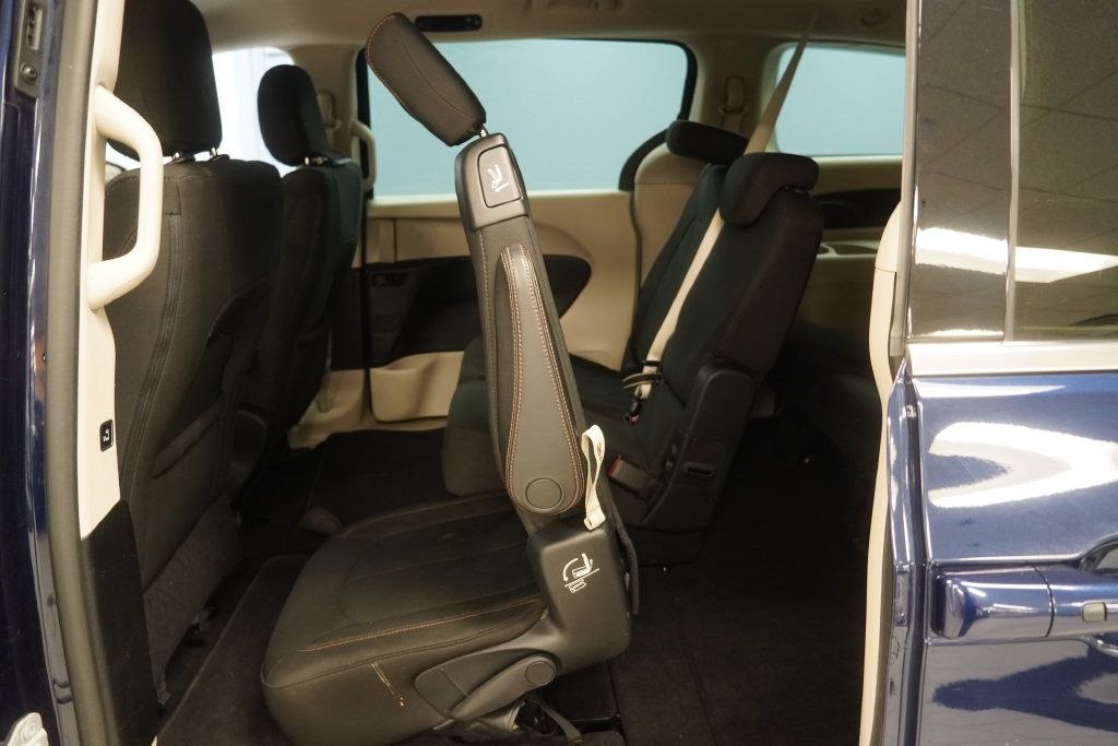 Used 2017 Chrysler Pacifica Touring FWD image 26