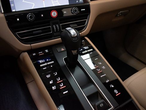 Certified 2025 Porsche Macan image 25