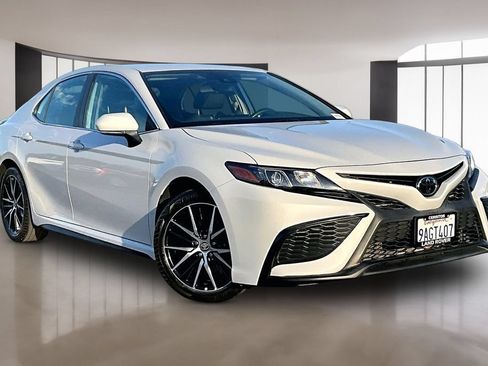Used 2022 Toyota Camry SE FWD image 3