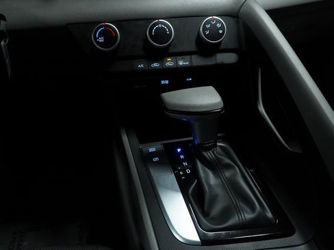 Certified 2025 Hyundai Elantra SE image 18