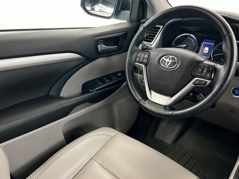 Used 2019 Toyota Highlander XLE AWD/4WD image 12