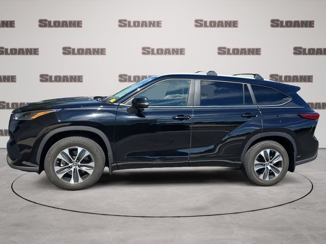Used 2023 Toyota Highlander XLE AWD/4WD image 2