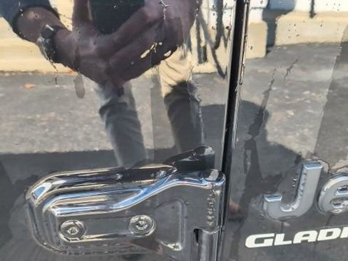 Used 2022 Jeep Gladiator Overland image 24