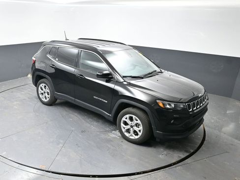 Used 2025 Jeep Compass Latitude image 17