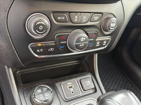 Used 2022 Jeep Cherokee Trailhawk w/ Premium Leather Package AWD/4WD image 26