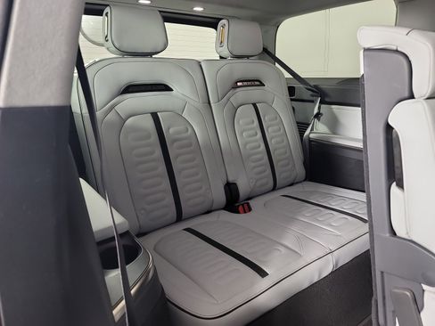 Used 2023 Rivian R1S Launch Edition image 25