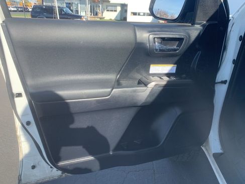 Used 2019 Toyota Tacoma TRD Off-Road image 12