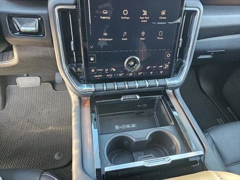 Used 2025 GMC Yukon XL Denali image 11