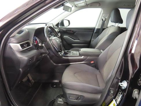 Used 2021 Toyota Highlander LE AWD/4WD image 13
