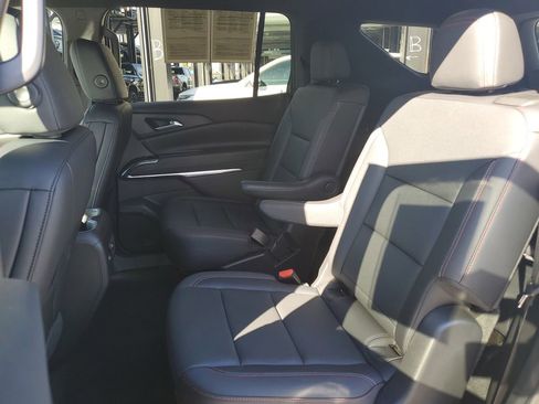 Used 2025 Chevrolet Traverse Z71 image 14