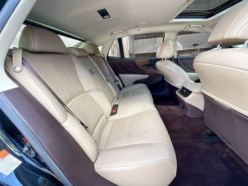 Used 2019 Lexus LS 500 w/ Accessory Package (Z2) image 32