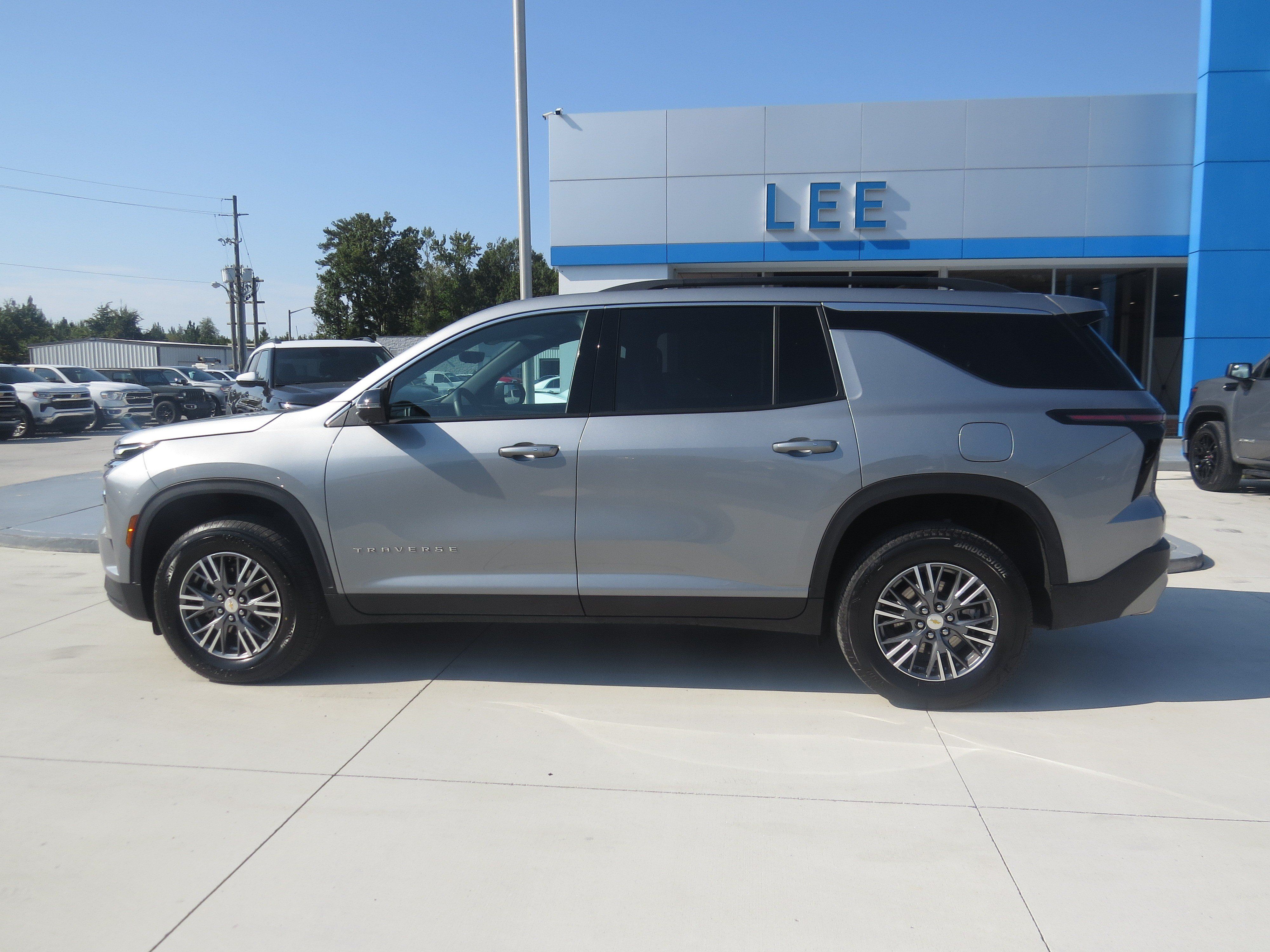 Used 2026 Chevrolet Traverse LT w/ Driver Confidence Package FWD image 8
