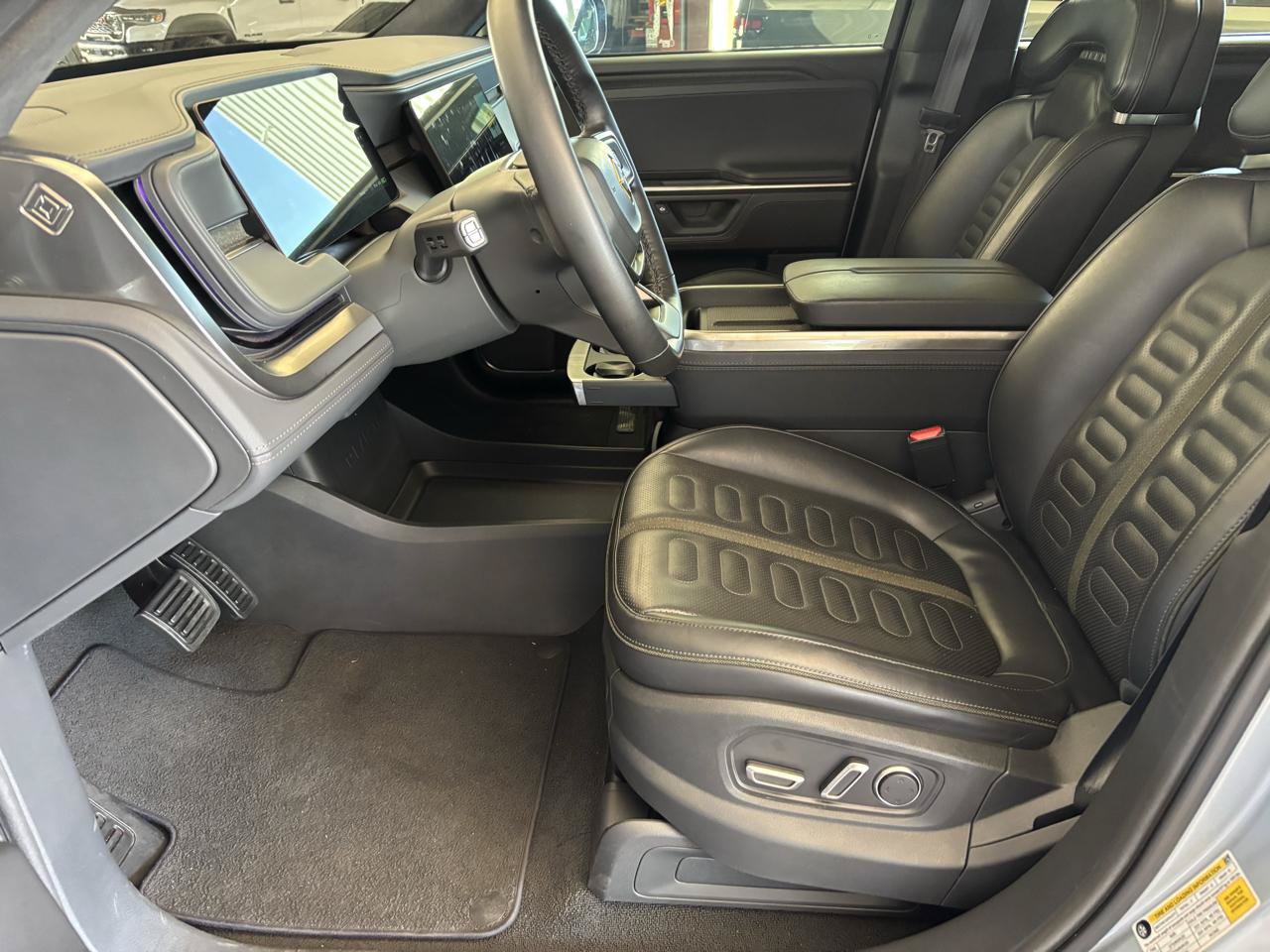Used 2025 Rivian R1S Adventure Dual AWD/4WD image 12