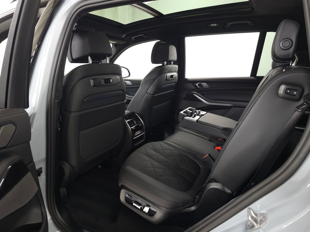 Used 2026 BMW X7 xDrive40i w/ M Sport Package AWD/4WD image 39