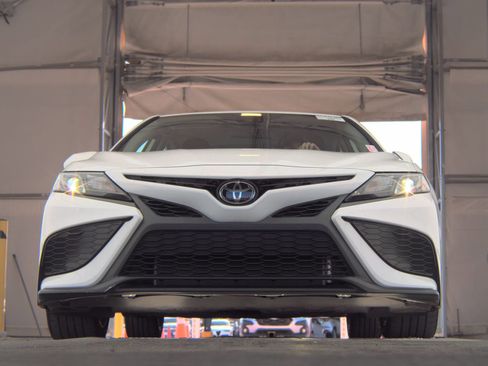 Used 2024 Toyota Camry SE image 3