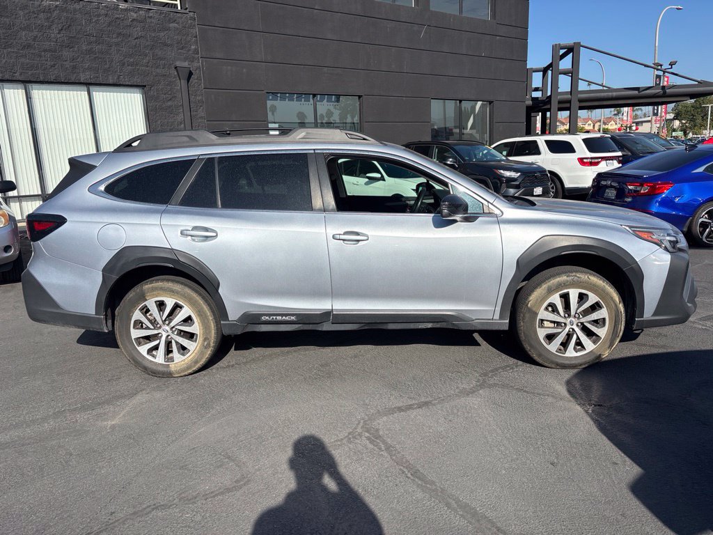 Used 2023 Subaru Outback Premium AWD/4WD image 3