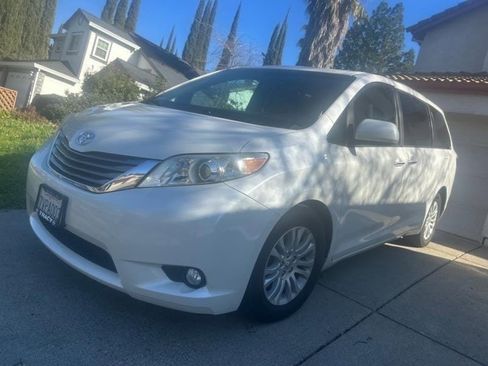 Used 2017 Toyota Sienna XLE image 16
