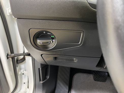 Used 2024 Volkswagen Tiguan SE image 33