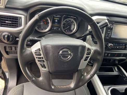 Used 2018 Nissan Titan SV w/ SV Convenience Package image 14