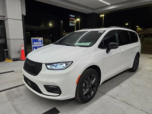 New 2026 Chrysler Pacifica Limited w/ S Appearance Package AWD/4WD image 2