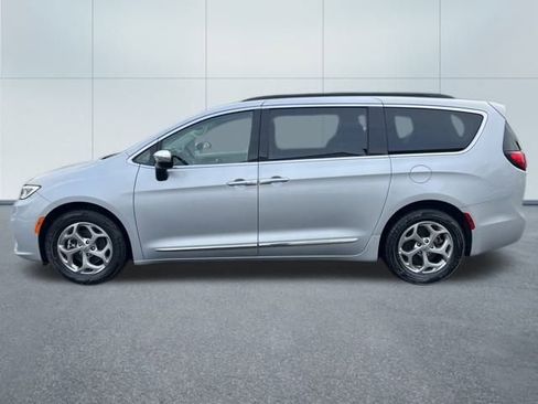 Used 2023 Chrysler Pacifica Limited image 2