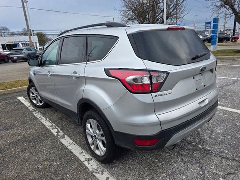Used 2017 Ford Escape SE w/ Equipment Group 201A image 4