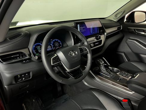 Certified 2026 Toyota Highlander Limited AWD/4WD image 12
