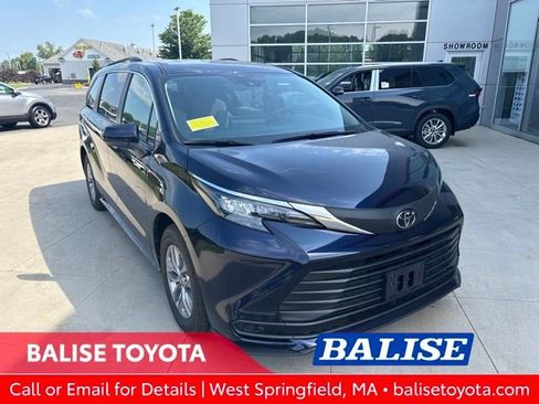 Used 2026 Toyota Sienna LE FWD image 1