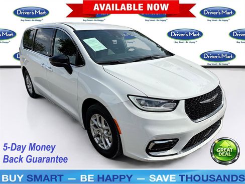 Used 2025 Chrysler Pacifica Select FWD image 1