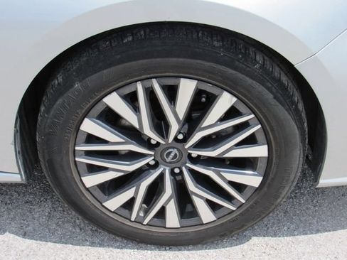 Used 2024 Nissan Altima 2.5 SV FWD image 10