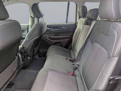 Used 2023 Jeep Grand Cherokee Laredo RWD image 13