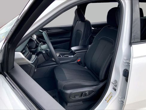 Used 2024 Jeep Grand Cherokee L Laredo RWD image 5