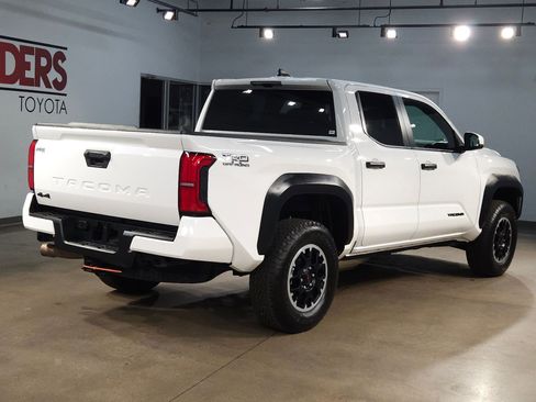 Certified 2025 Toyota Tacoma TRD Off-Road AWD/4WD image 7