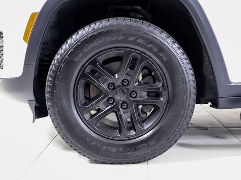 Used 2023 Jeep Grand Cherokee Laredo AWD/4WD image 23