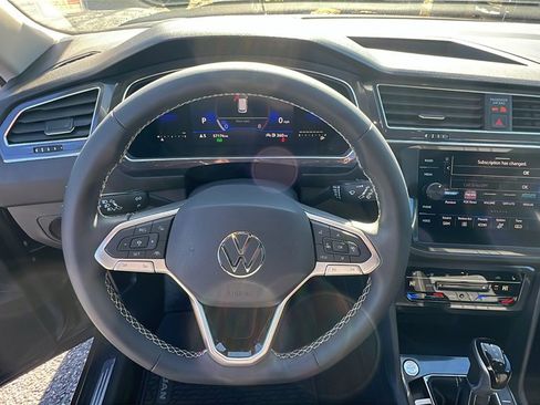 Used 2022 Volkswagen Tiguan SE w/ Panoramic Sunroof Package image 22
