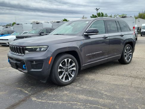 Used 2022 Jeep Grand Cherokee Overland AWD/4WD image 2