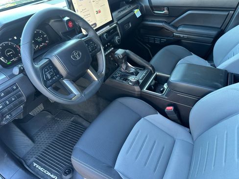 Used 2025 Toyota Tacoma TRD Off-Road image 9