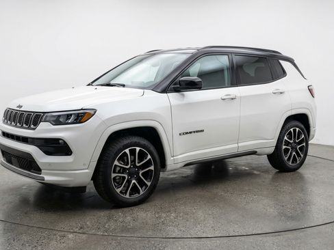 Used 2025 Jeep Compass Trailhawk AWD/4WD image 3