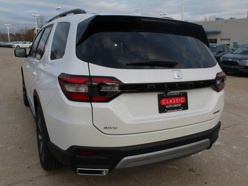 New 2025 Honda Pilot Touring image 5