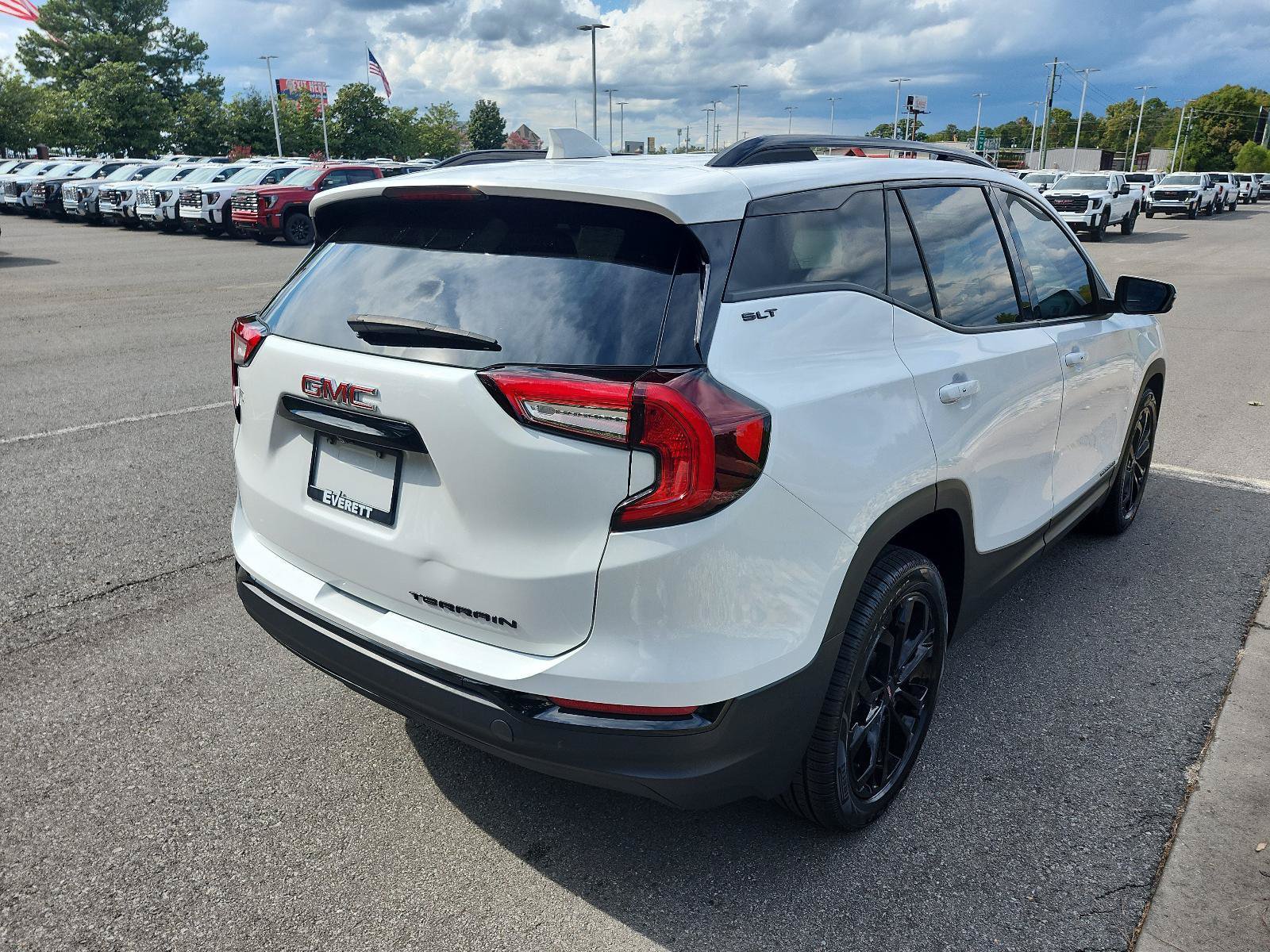 Certified 2022 GMC Terrain SLT w/ Elevation Edition FWD image 3
