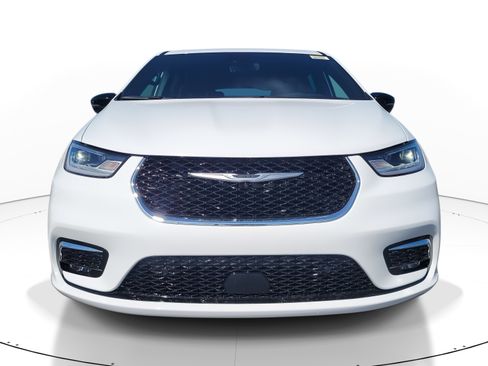 Used 2026 Chrysler Pacifica Select FWD image 3