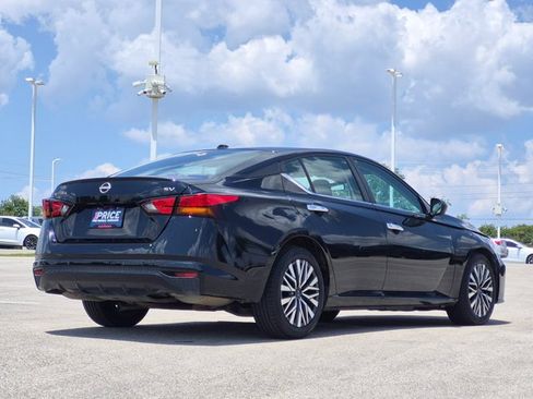 Used 2024 Nissan Altima 2.5 SV FWD image 5