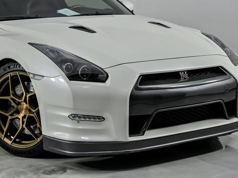 Used 2014 Nissan GT-R Premium w/ Premium Interior Package image 3
