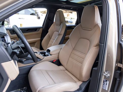 Certified 2025 Porsche Cayenne S AWD/4WD image 5