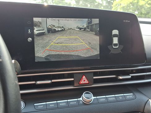 Used 2022 Hyundai Elantra Limited w/ Preferred Accessory Package FWD image 19